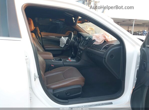 2C3CCAEG2JH127169 2018 CHRYSLER 300 Белый Вид салона спереди