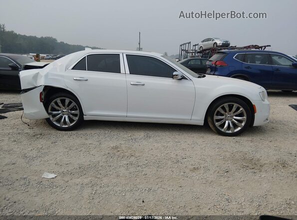 2C3CCAEGXJH296369 2018 CHRYSLER 300 White Widok wnętrza z tyłu
