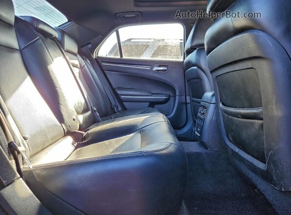 2C3CCAGG3JH268622 2018 CHRYSLER 300 Red უკანა სავარძლების ხედი
