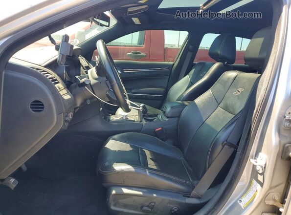 2C3CCAGG3JH293746 2018 CHRYSLER 300 Серебряный Вид салона спереди