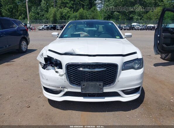 2C3CCAGG7JH202154 2018 CHRYSLER 300 White Widok wnętrza z tyłu