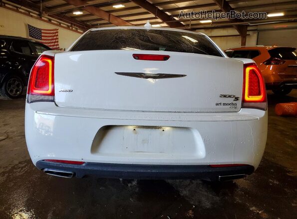 2C3CCAGG8JH141672 2018 CHRYSLER 300 White Widok z tyłu