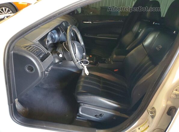 2C3CCAGG8JH141672 2018 CHRYSLER 300 White Widok wnętrza z przodu