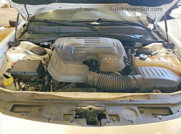 2C3CCAGG8JH141672 2018 CHRYSLER 300 White Widok wnętrza z tyłu