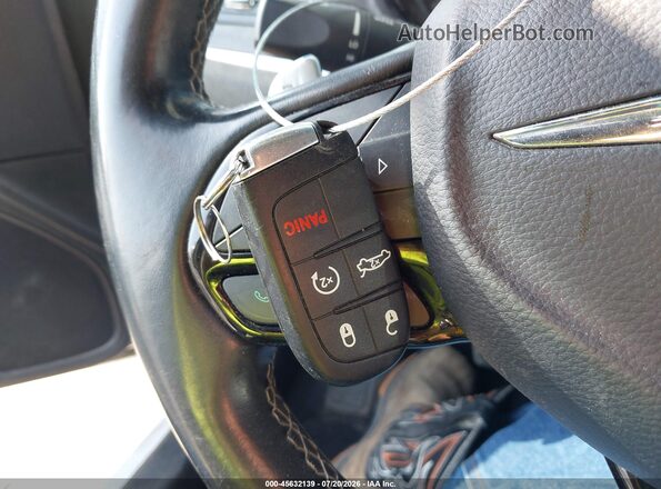 2C3CCAGGXJH181820 2018 CHRYSLER 300 Белый Вид панели приборов
