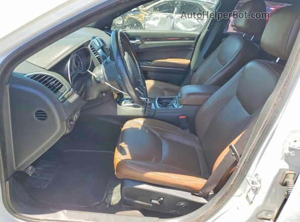 2C3CCAKG2JH177235 2018 CHRYSLER 300 Белый Вид салона спереди