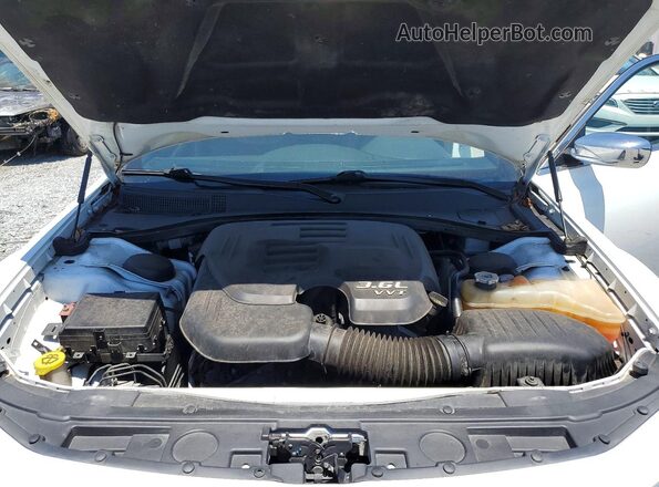 2C3CCAKG2JH177235 2018 CHRYSLER 300 Белый Вид задней части салона