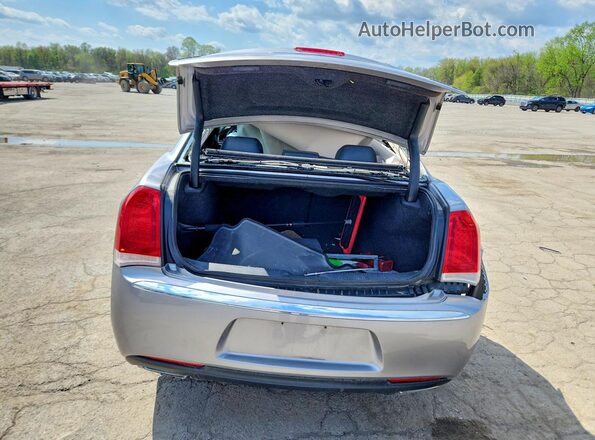2C3CCAKG5HH565585 2017 CHRYSLER 300 Silver Вид ззаду