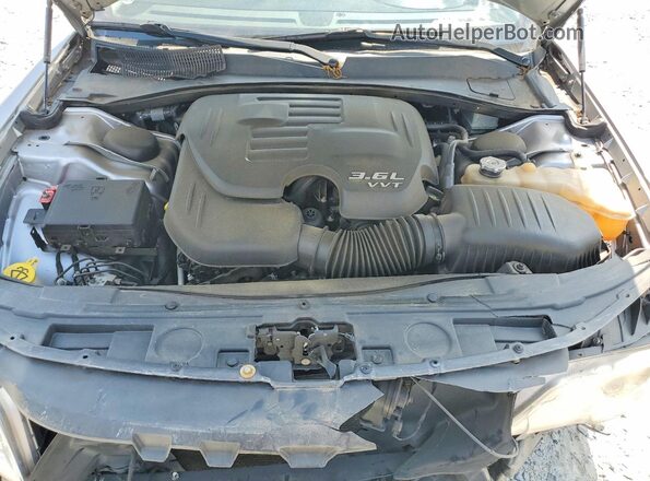 2C3CCAKG6HH571315 2017 CHRYSLER 300 Silver Widok wnętrza z tyłu