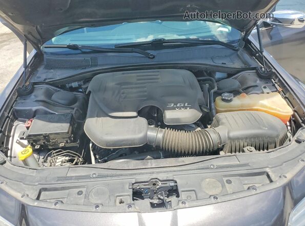 2C3CCAKG8JH250592 2018 CHRYSLER 300 Gray Rear interior view