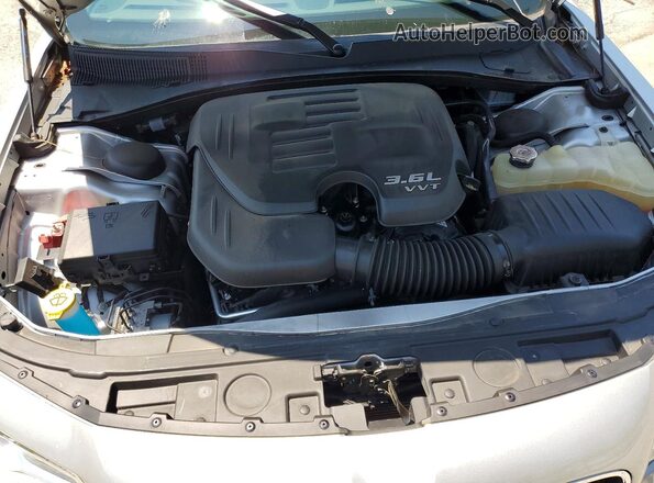 2C3CCAKG9KH627044 2019 CHRYSLER 300 Серебряный Вид задней части салона