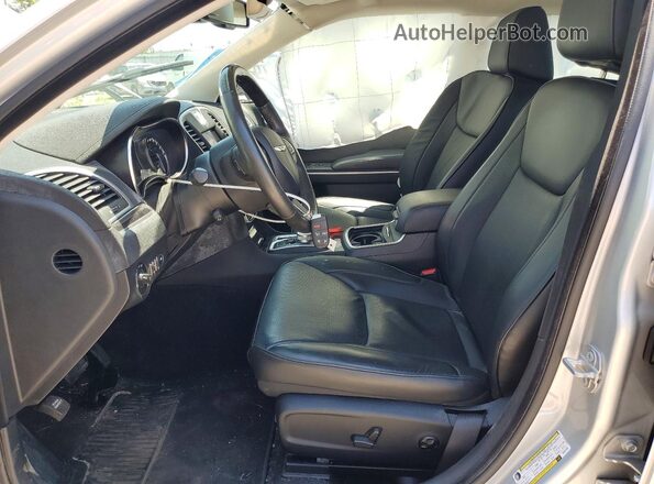 2C3CCAKG9KH627044 2019 CHRYSLER 300 Серебряный Вид салона спереди