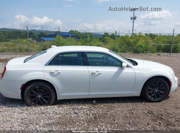 2C3CCARG3GH200018 2016 CHRYSLER 300 White Rear interior view