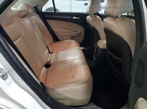 2C3CCARG3GH321437 2016 CHRYSLER 300 White Vista de los asientos traseros