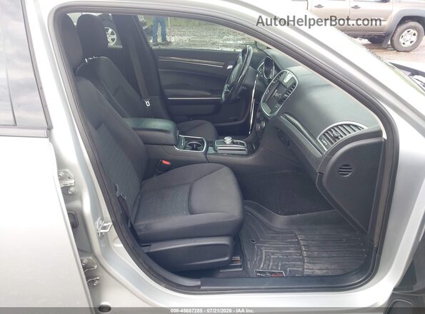 2C3CCARG5KH566491 2019 CHRYSLER 300 Silver Front interior view