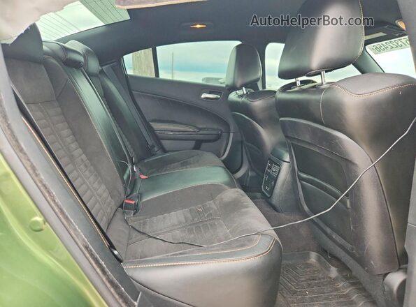 2C3CDXCTXJH235796 2018 DODGE CHARGER Green Vista de los asientos traseros