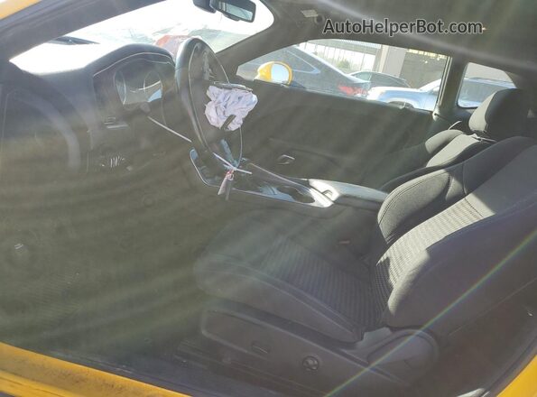 2C3CDZAG1JH305106 2018 DODGE CHALLENGER Yellow Front interior view