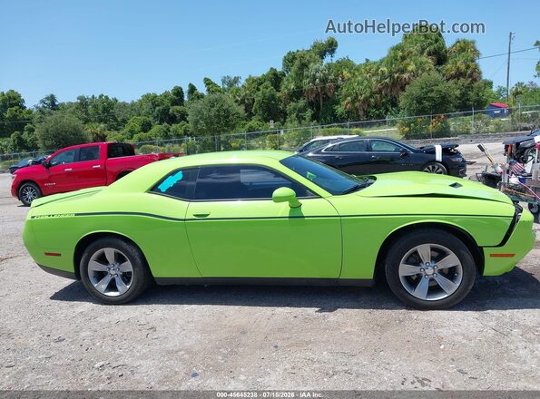 2C3CDZAG2KH629750 2019 DODGE CHALLENGER Green Вид задньої частини салону