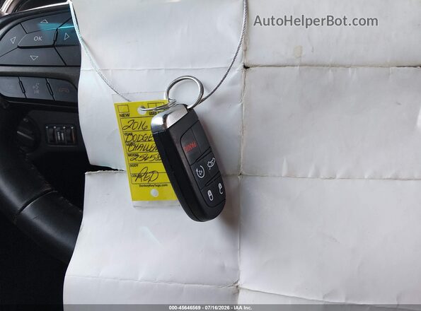2C3CDZAG5GH256582 2016 DODGE CHALLENGER Red Widok deski rozdzielczej