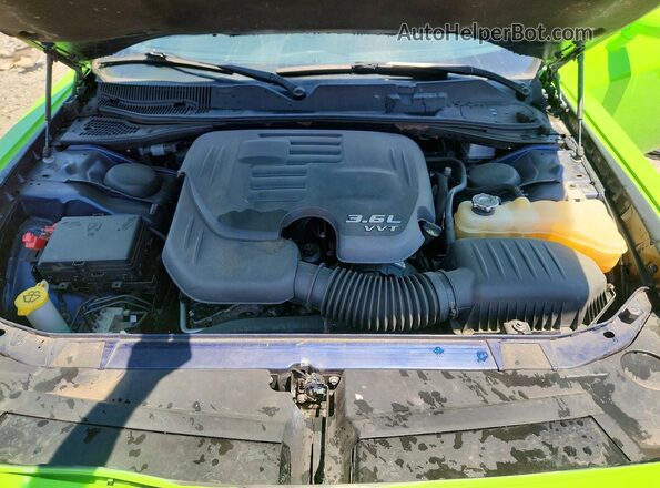 2C3CDZAG6HH592419 2017 DODGE CHALLENGER Green Вид задньої частини салону