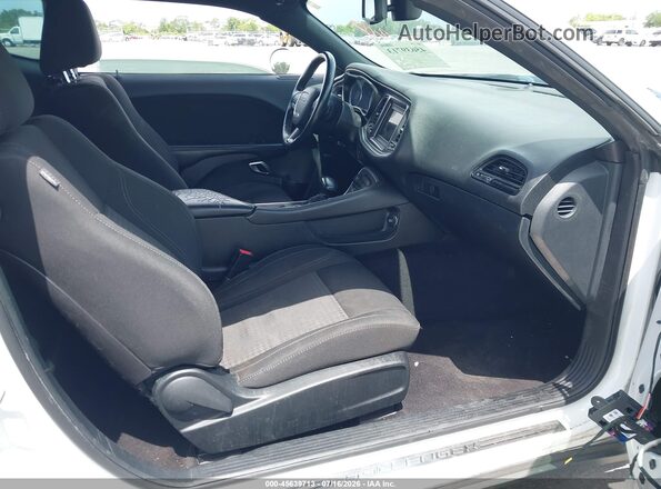 2C3CDZAG8JH231795 2018 DODGE CHALLENGER Белый Вид салона спереди