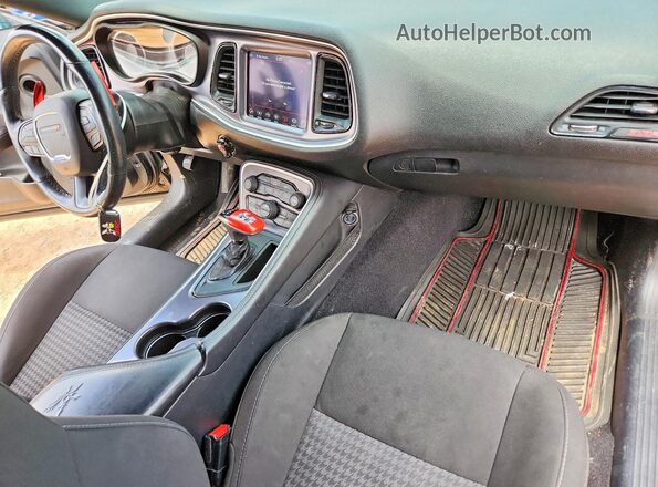 2C3CDZFJ8LH235918 2020 DODGE CHALLENGER Black Dashboard view