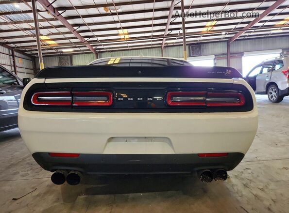 2C3CDZFJXLH198595 2020 DODGE CHALLENGER White Widok z tyłu