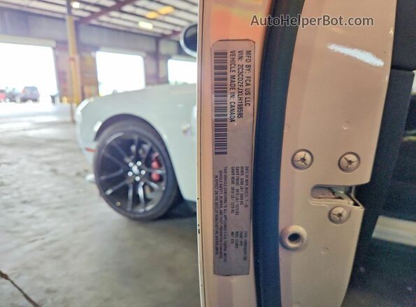 2C3CDZFJXLH198595 2020 DODGE CHALLENGER White Widok naklejki z numerem VIN