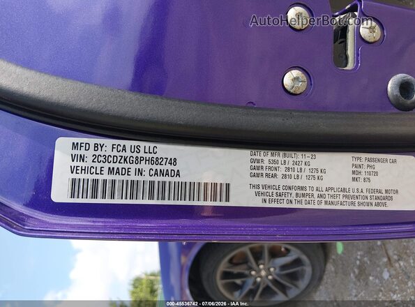 2C3CDZKG8PH682748 2023 DODGE CHALLENGER Purple Vista del compartimento del motor
