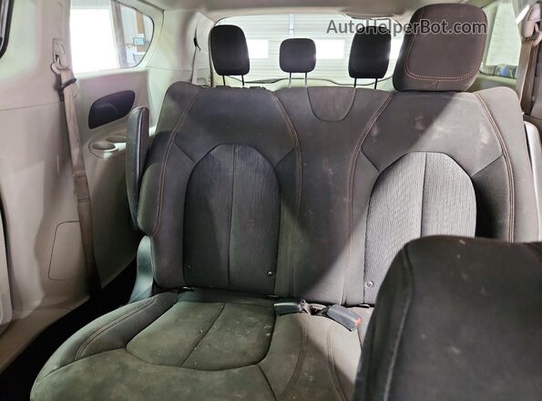 2C4RC1AG1JR113849 2018 CHRYSLER PACIFICA Silver Rear seats view
