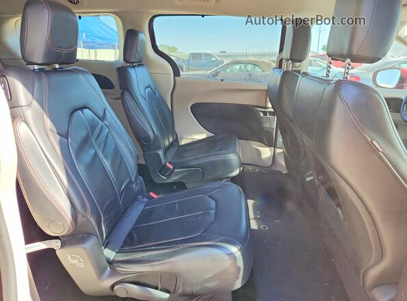 2C4RC1BG0JR149319 2018 CHRYSLER PACIFICA Maroon Widok wnętrza z tyłu