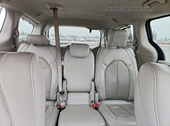 2C4RC1BG0KR531884 2019 CHRYSLER PACIFICA Gray Vista de los asientos traseros