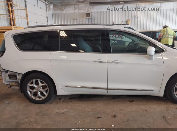 2C4RC1BG1JR271431 2018 CHRYSLER PACIFICA White Rear interior view