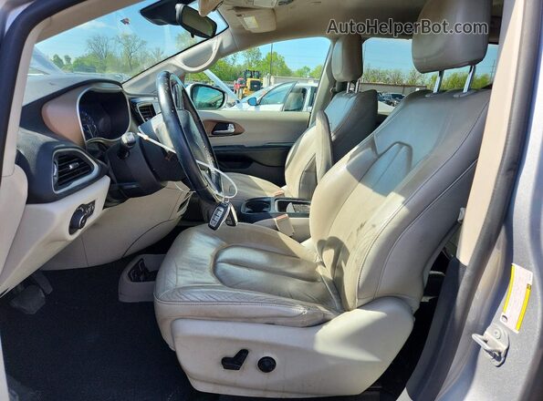 2C4RC1BG1JR333409 2018 CHRYSLER PACIFICA Серебряный Вид салона спереди