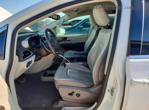 2C4RC1BG1KR554476 2019 CHRYSLER PACIFICA White Front interior view