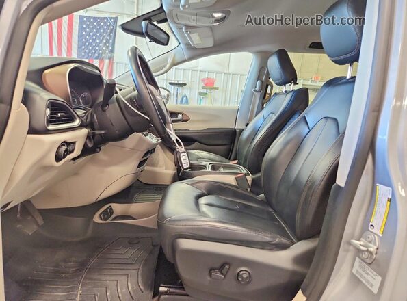 2C4RC1BG2HR527392 2017 CHRYSLER PACIFICA Gray Vista interior delantera