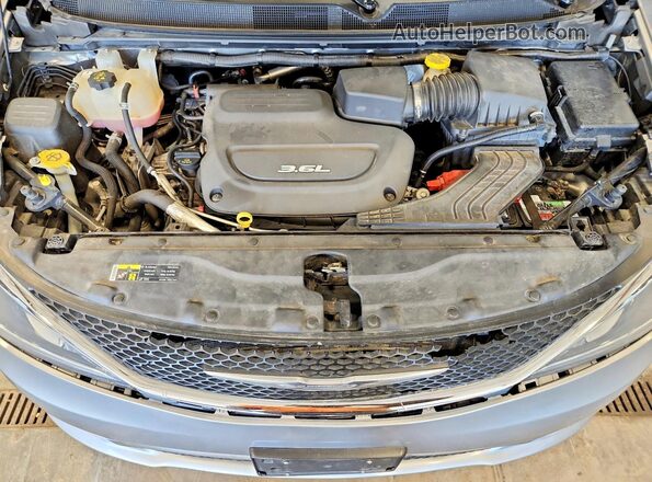 2C4RC1BG2HR527392 2017 CHRYSLER PACIFICA Gray Vista del compartimento del motor