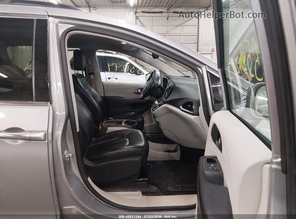 2C4RC1BG2HR528803 2017 CHRYSLER PACIFICA Silver Front interior view