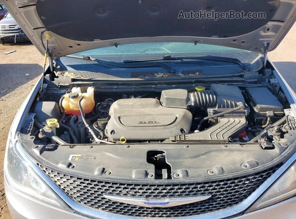 2C4RC1BG2LR275992 2020 CHRYSLER PACIFICA Silver Rear interior view