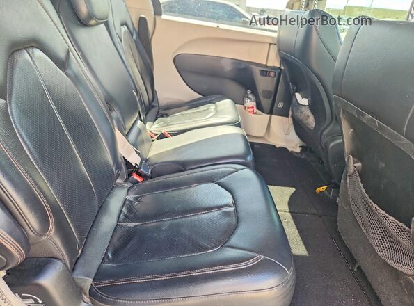 2C4RC1BG3JR219038 2018 CHRYSLER PACIFICA Gray Vista interior trasera