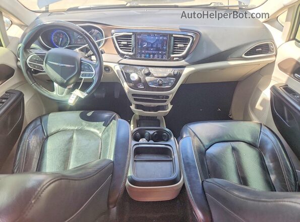 2C4RC1BG3JR219038 2018 CHRYSLER PACIFICA Gray Vista del salpicadero