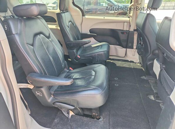 2C4RC1BG3JR317759 2018 CHRYSLER PACIFICA White Вид задньої частини салону