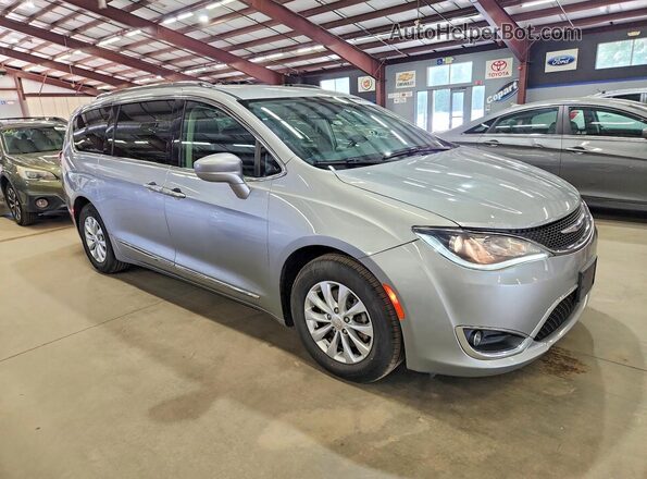 2C4RC1BG3KR685392 2019 CHRYSLER PACIFICA Silver Delantero derecho