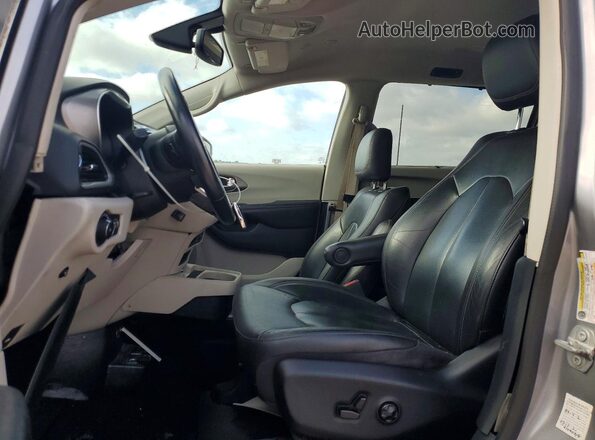 2C4RC1BG3LR269358 2020 CHRYSLER PACIFICA Silver Front interior view