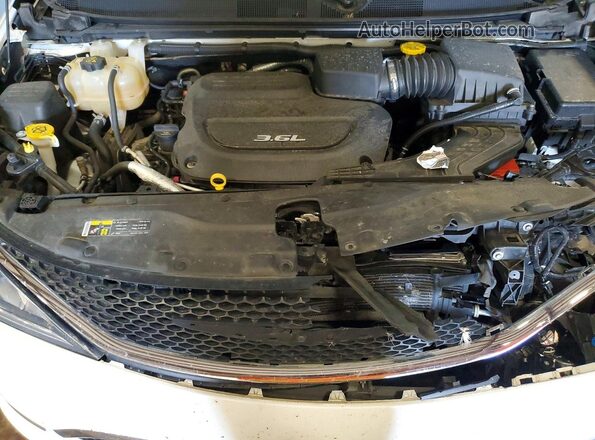 2C4RC1BG4HR823451 2017 CHRYSLER PACIFICA White Widok wnętrza z tyłu