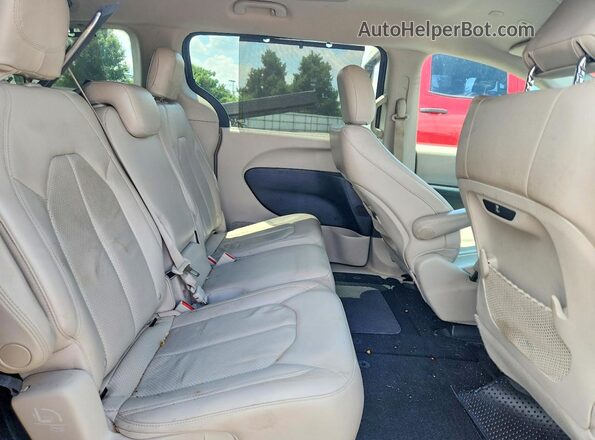 2C4RC1BG4JR178094 2018 CHRYSLER PACIFICA Gray Rear interior view