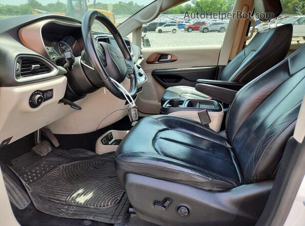 2C4RC1BG4JR246393 2018 CHRYSLER PACIFICA Белый Вид салона спереди