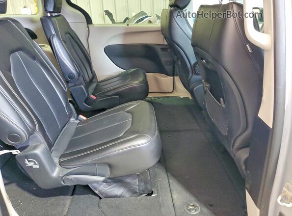 2C4RC1BG4PR586393 2023 CHRYSLER PACIFICA Silver Widok wnętrza z tyłu
