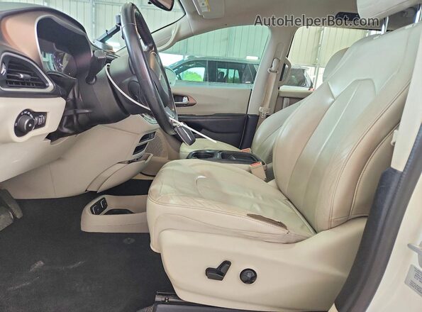 2C4RC1BG5HR541979 2017 CHRYSLER PACIFICA White Front interior view