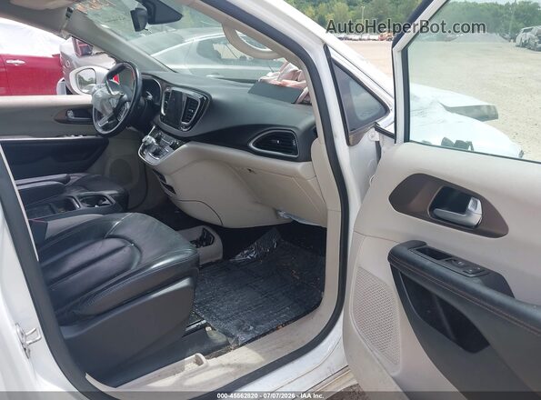 2C4RC1BG5HR656565 2017 CHRYSLER PACIFICA White Vista interior delantera